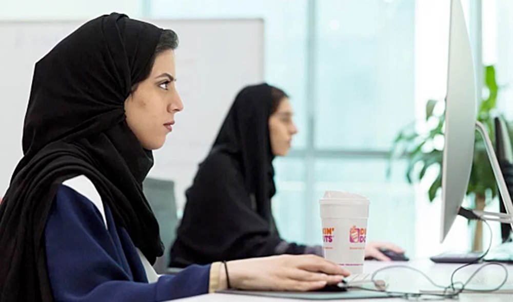 تعزز رؤية 2030 المرأة السعودية كجزء مهم من قوة المملكة وتهدف إلى تزويدها بفرص أفضل لبناء مستقبلها ، والمساهمة في تنمية المجتمع.  (زودت)