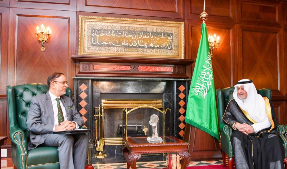 سفير بنجلاديش الدكتور محمد جافيد باتوري يلتقي حاكم تبوك الأمير فهد بن سلطان.  (زودت)