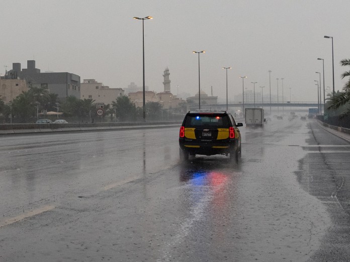 إغلاق بعض الطرق في الكويت بسبب سوء الأحوال الجوية