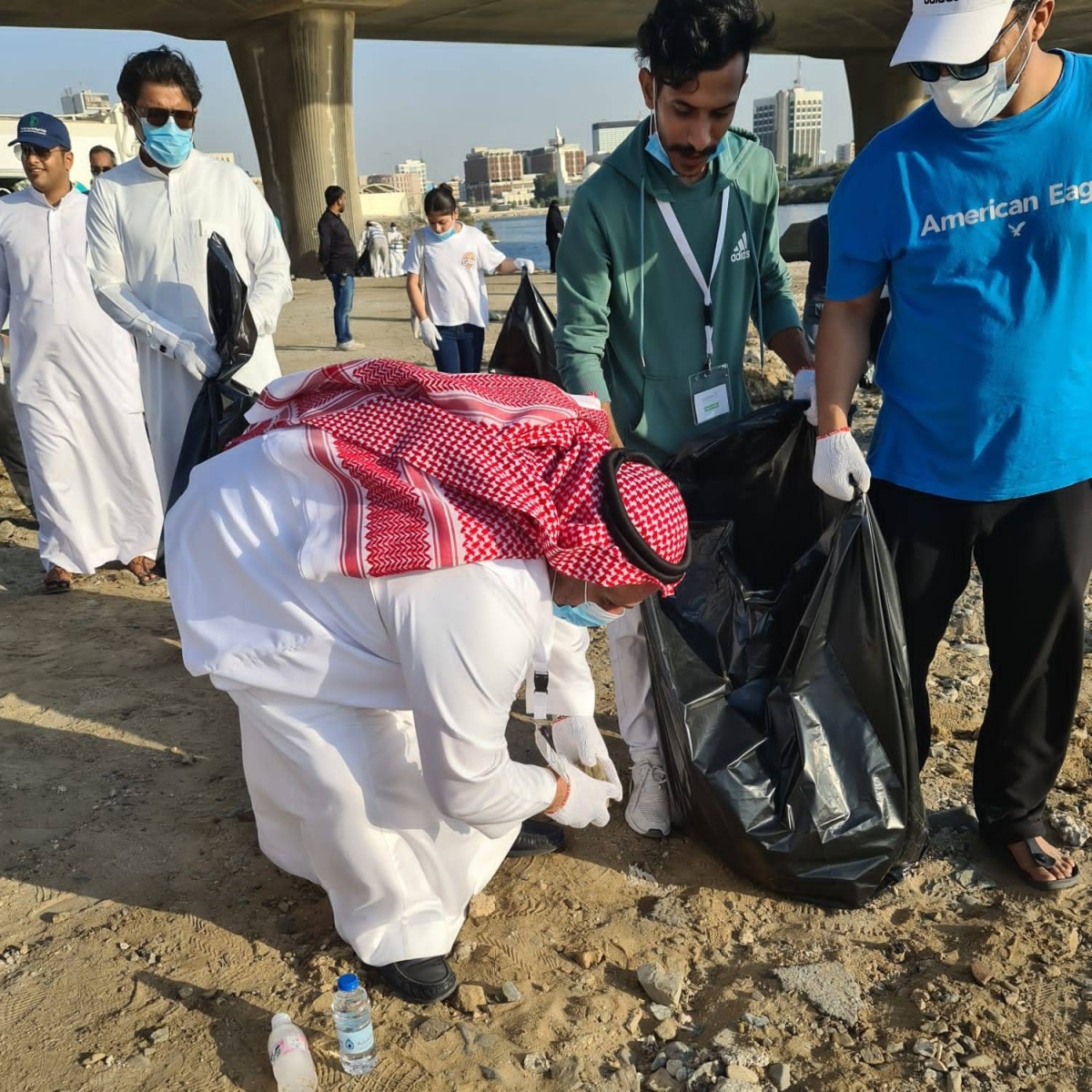 تنظيف شاطئ الحمراء في جدة بمبادرة مع مشاركة 300 متطوع و متطوعة