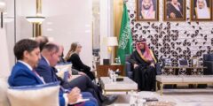 عبدالعزيز بن سعود يستقبل كبير مستشاري وزير الداخلية البريطاني
