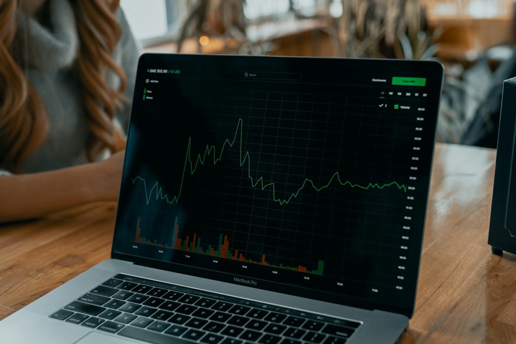 تراجع طفيف في العقود الآجلة للأسهم الأميركية وسط محاولة مؤشر S&P 500 كسر سلسلة خسائر دامت أربعة أسابيع